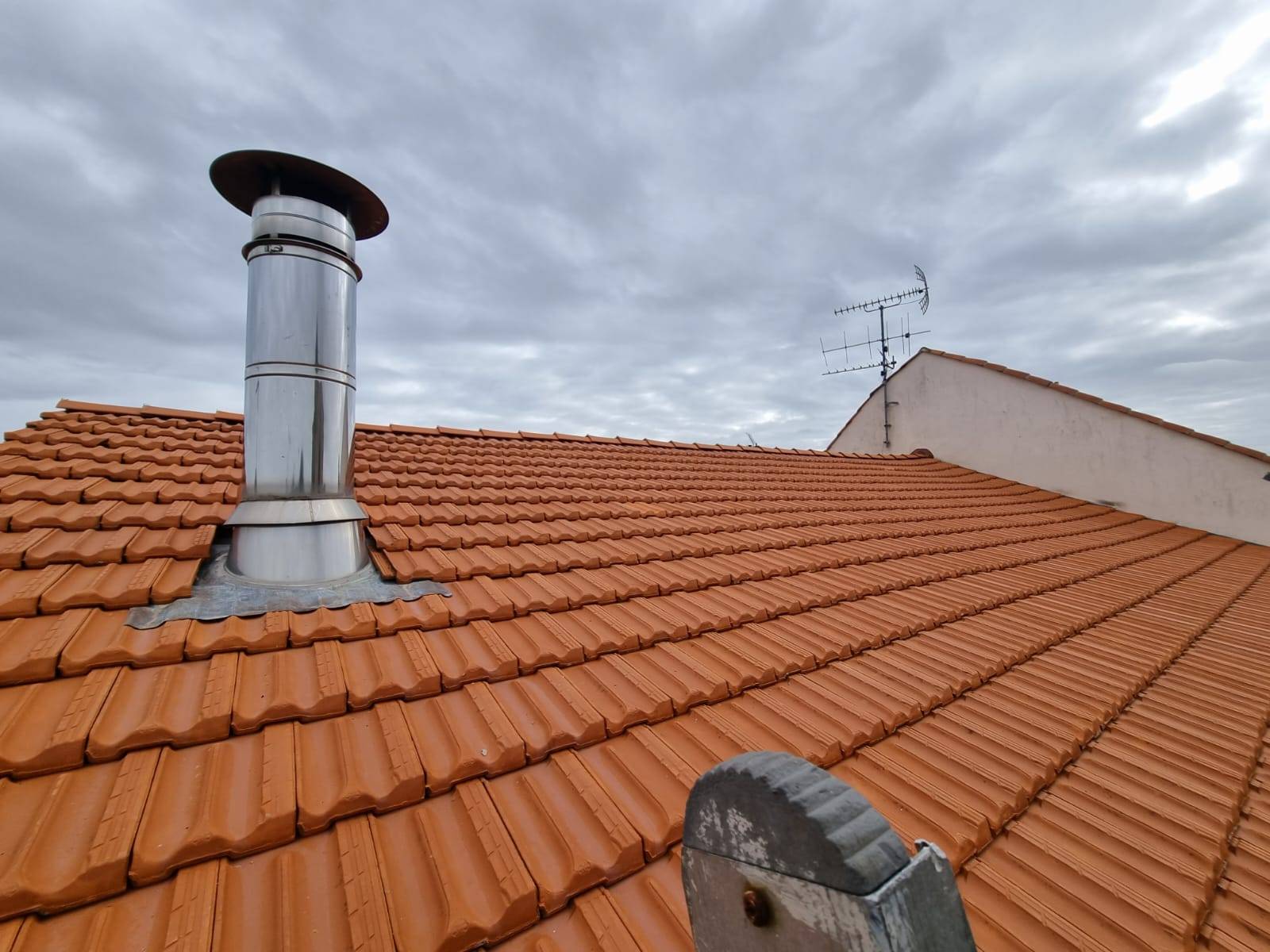 Artisan couvreur zingueur pour un traitement contre les termites à Royan en Charente-Maritime 17