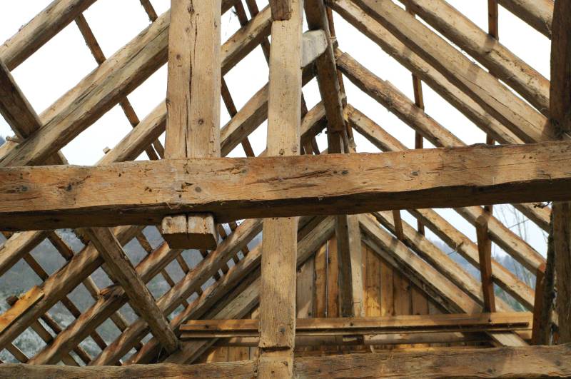 Fabrication de charpente traditionnelle pour grange ou bâtiment rural avec finitions sur mesure à Saintes en Charente-Maritime 17