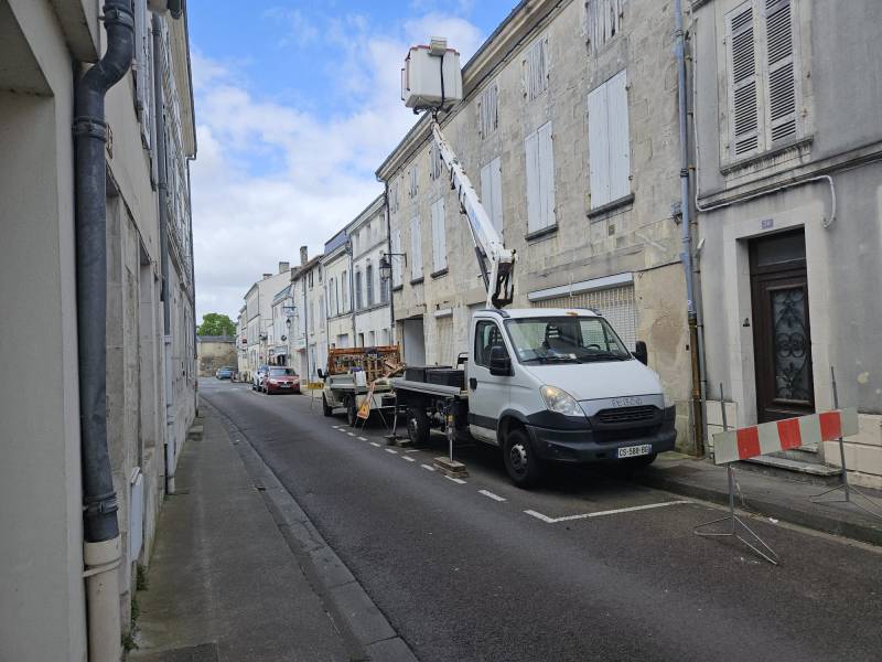 Remaniement de toiture au centre-ville de Saint-Jean-d'Angély en Charente Maritime (17)