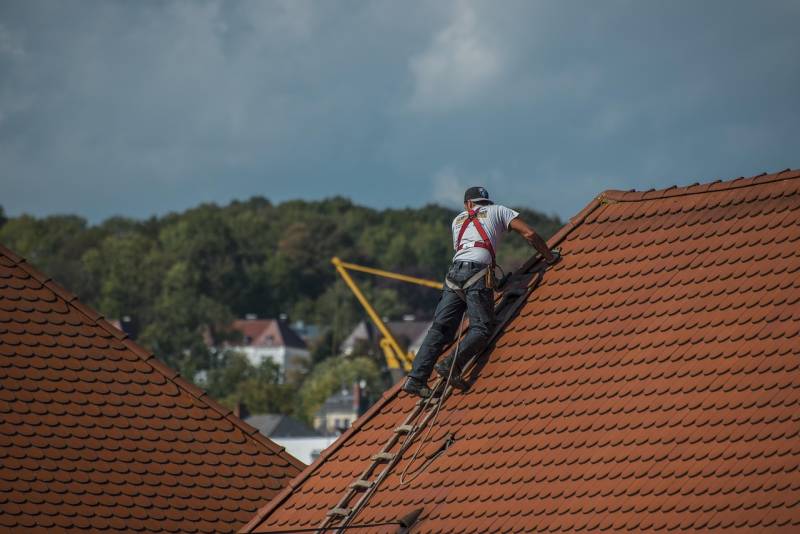 Remplacement de toiture ancienne avec nouvelle couverture en tuiles mécaniques ou ardoises naturelles à Rochefort en Charente-Maritime 17
